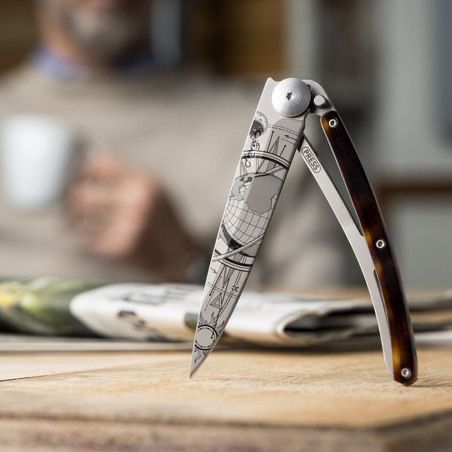 Deejo coltello serramanico con decoro mappamondo